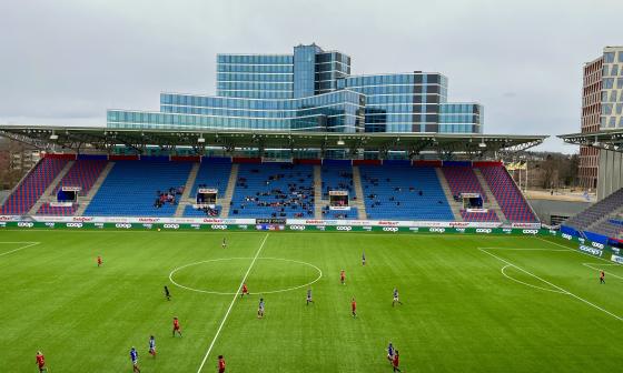 Vålerenga spiller mot Røa. Bildet er et oversiktsbilde av Intility Arena