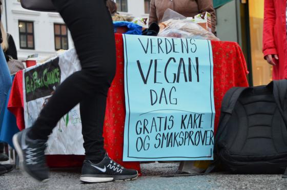 Plakat henger på bod, plakaten sier "verdens vegan dag, gratis kake og smaksprøver"