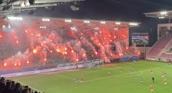 Blussing fra Vålerenga-supportere på tribunen 