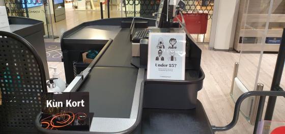 Vinmonopolet vil at kunder under 25 år skal vise legitimasjon og ta av munnbindet. 
