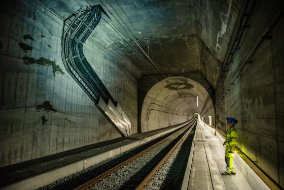 Mann som står i tunnel 