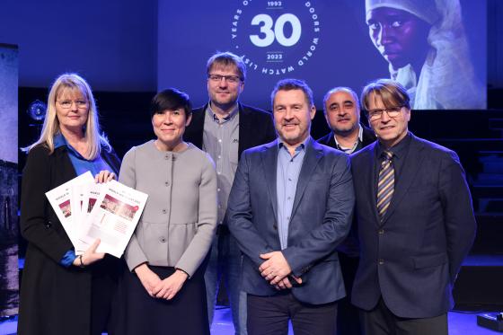 Ine Marie Eriksen Søreide, Batyr Nursen, folk fra Åpne Dører og Misjonssambandet smiler til kamera.