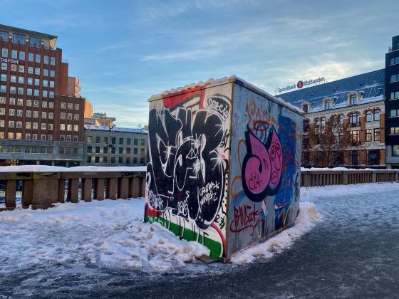 Bilde av en tagget vegg på Youngstorget i Oslo