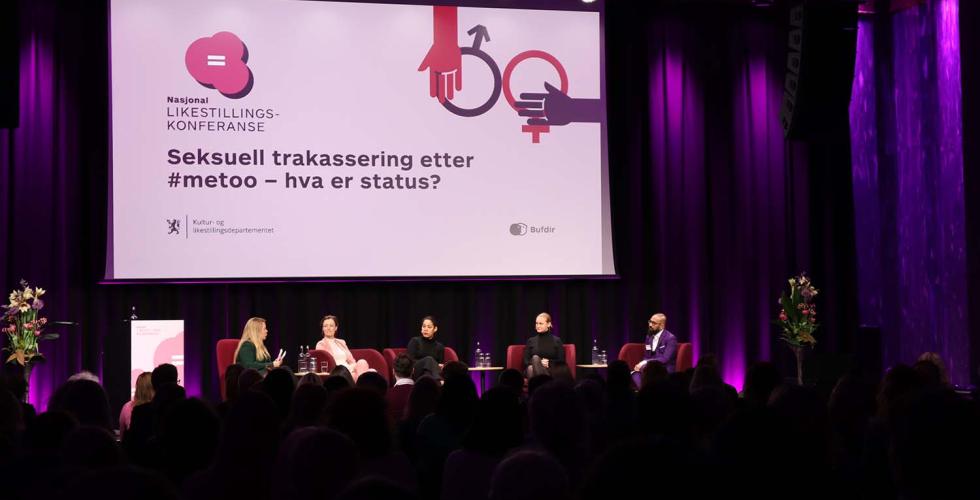 Fullsatt sal på sentralen under årets likestillingskonferanse. I panelet satt (fra høyre): Ashan Nishantha (direktør for Diskrimineringsnemnda), Sofie Frøysaa (#metoo-aktivist, lærer og komiker), Camara Lundestad Joof (dramatiker og forfatter) og Anette T