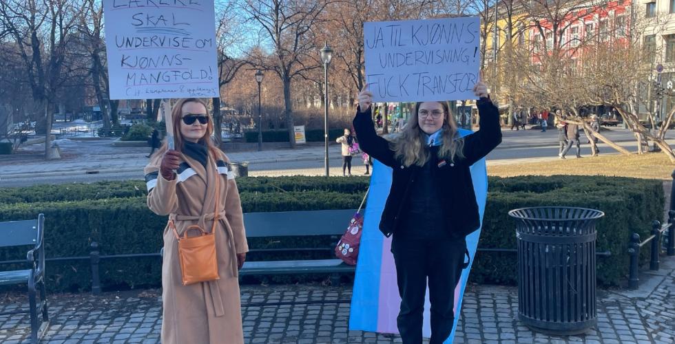 demonstranter holder oppe skilt som viser uenighet 