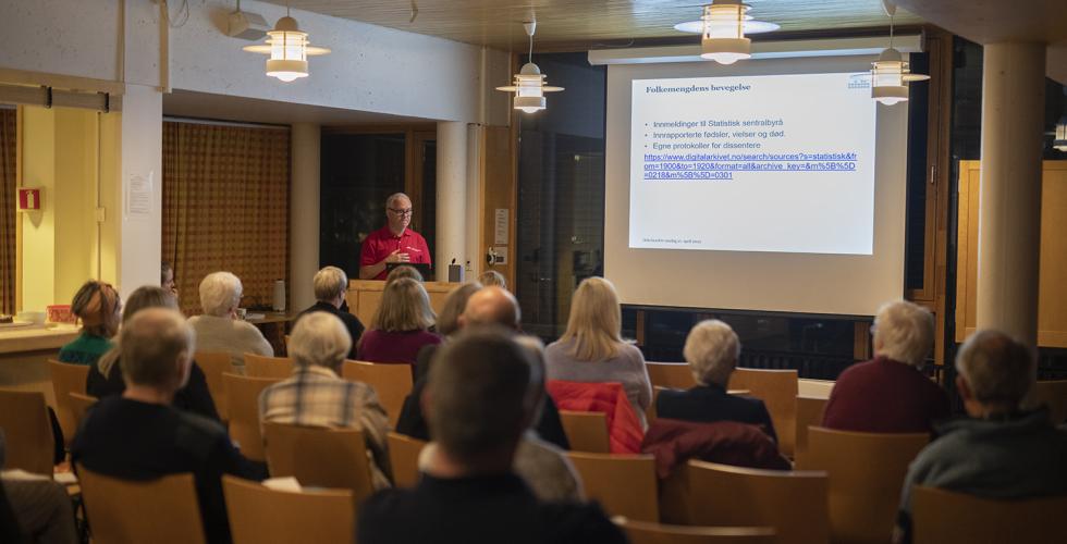 Seminar av slekt og data Oslo Akershus, i podium snakker Sigbjørn Elvebakken