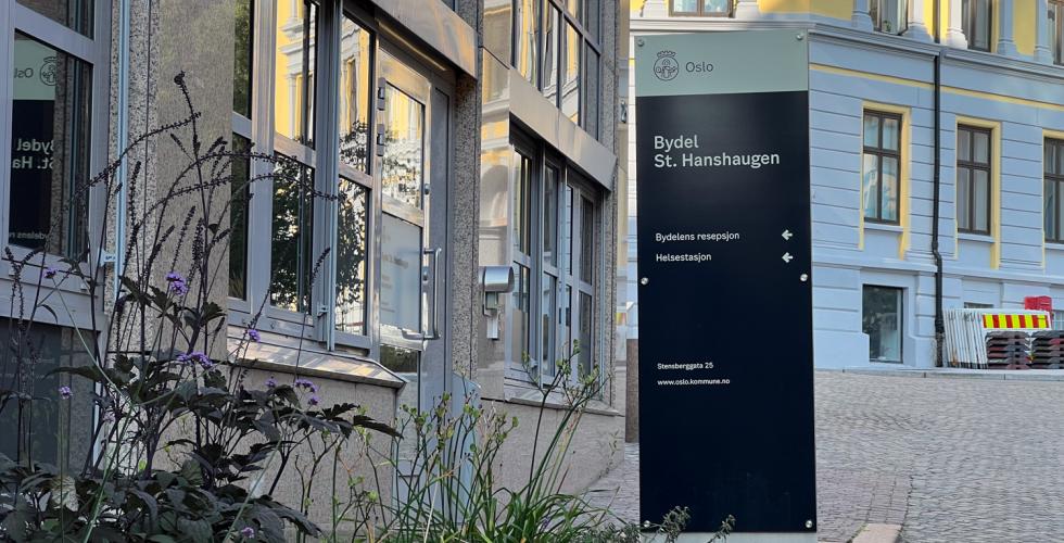 Skiltet utenfor Bydel St. Hanshaugen's kontorer i stensberggata 25