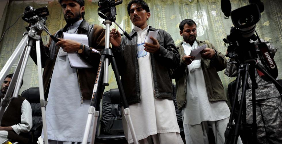 Afghanske journalister på en pressekonferanse i Kabul. 