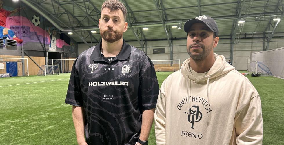 Bilde av Isak Peter Brodahl og David Driscoll i fotballhallen.