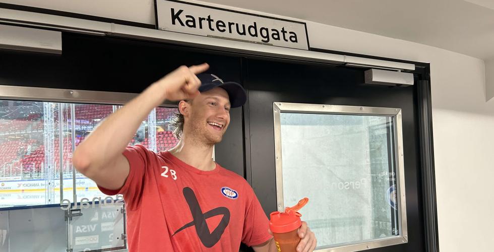 Jørgen Karterud poserer foran skiltet på Jordal Amfi.