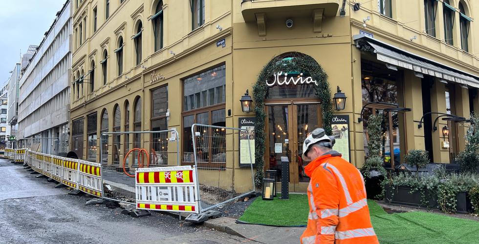 En mann i refleksjakke går mot bygningsarbeidet som foregår utenfor Olivia Eger