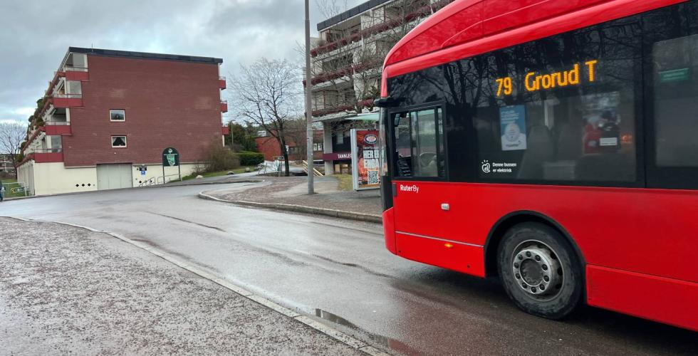 Her stopper bussen på Lindeberg T bussholdeplass, rett ved senteret og T-banestasjonen