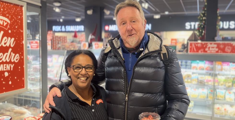 Bilde av lokalkjendisen Senait Hailemariam med en kunde