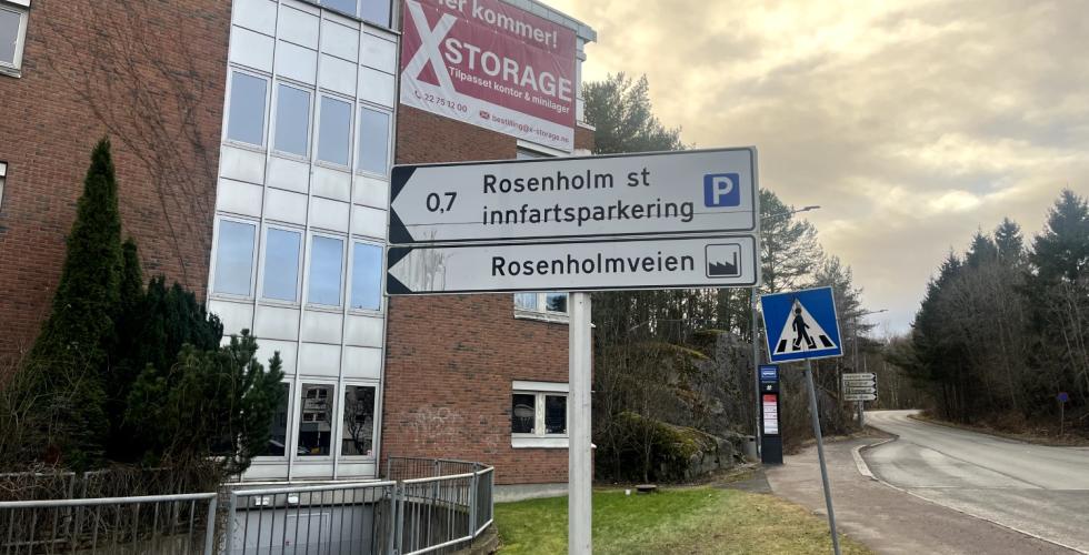 Skilt til Rosenholmveien og og parkering