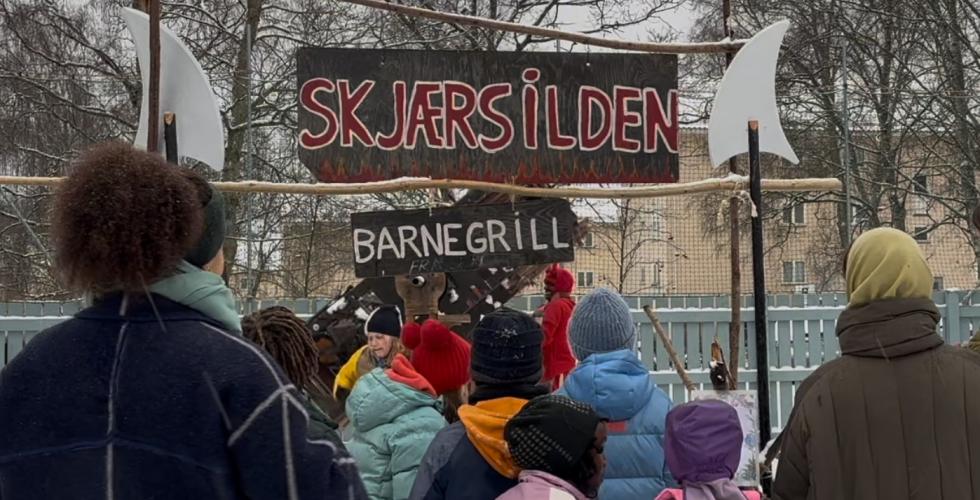 Barn som venter i kø på karusell.