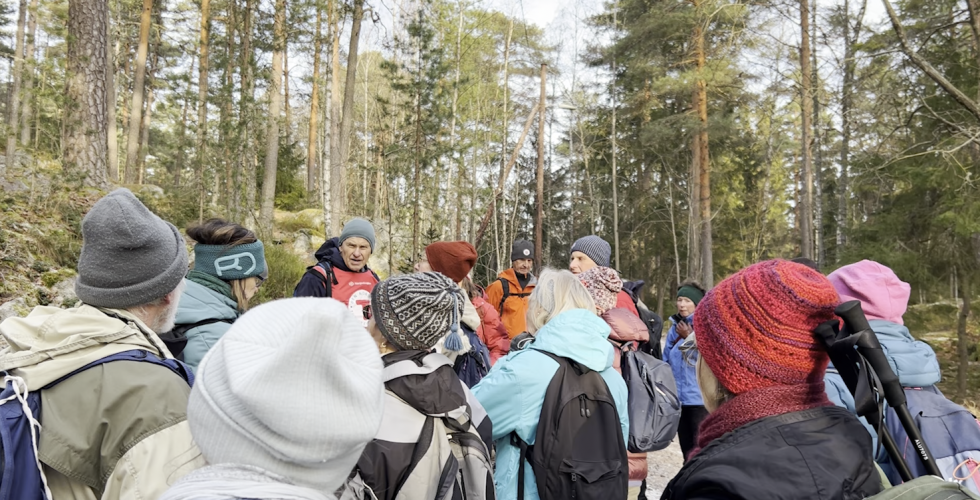 En gruppe mennesker i skogen