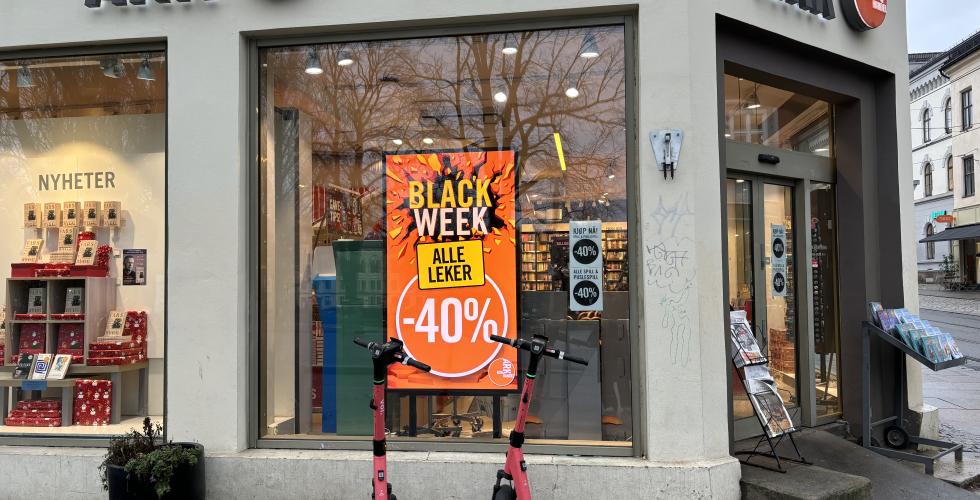 Bilde av butikkvinduet til bokhandelen Ark på Grunerløkka. I vinduet er en oransje plakat hvor det står "Black Week -40%"
