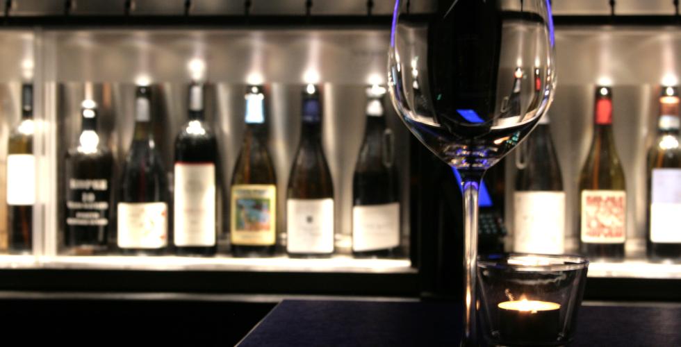 vinglass på vinbar