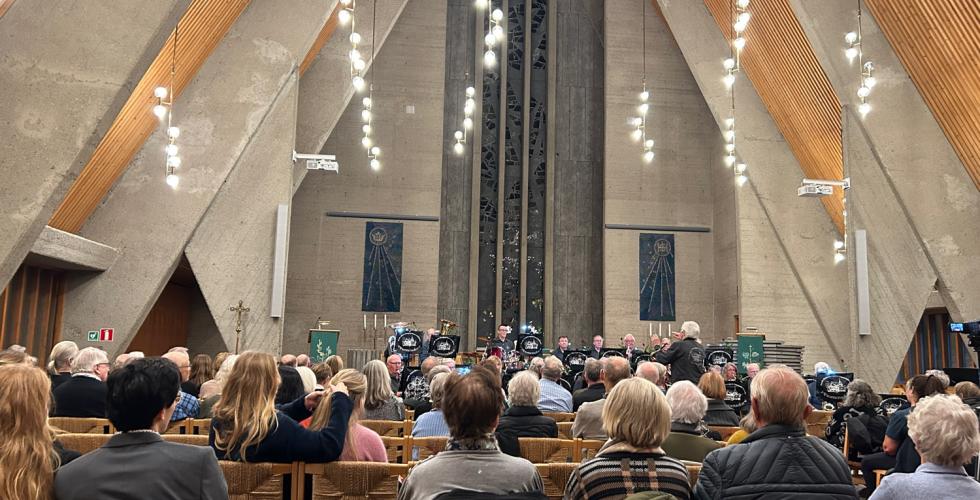Manglerud kirke er en trekantet kirke med god akustikk. Her holder Promenadeorkesteret jubileumskonsert til fullsatt sal.