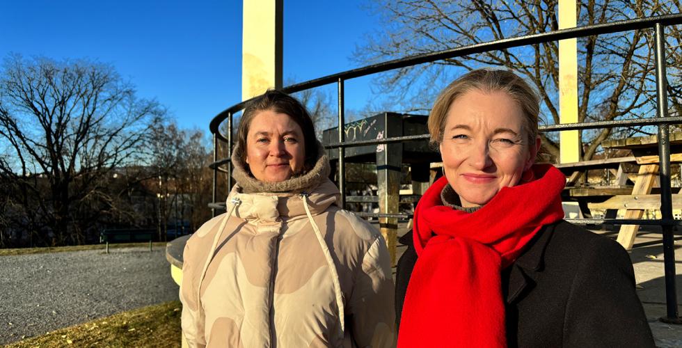 Bildet viser to damer foran paviljongen på Torshov 