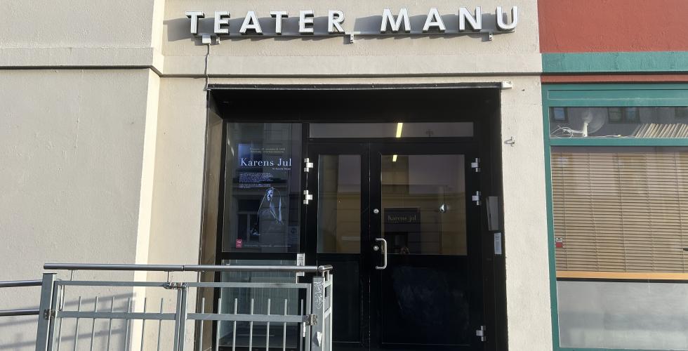 Hovedinngangen til Teater Manu. Plakaten tilKarens jul vises i vinduet