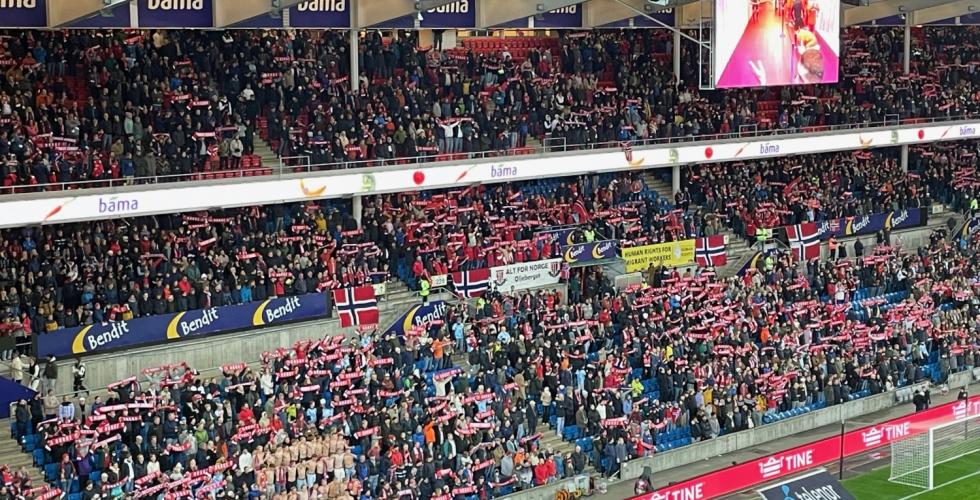 Bilde av tribune full av norske fotballfans på Ullevål stadion