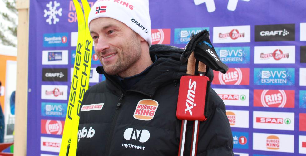 Bilde av Petter Northug foran presseveggen.