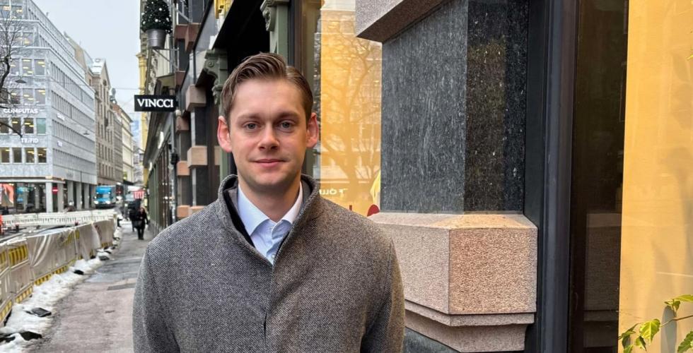 Mann i grå frakk i Akersgata