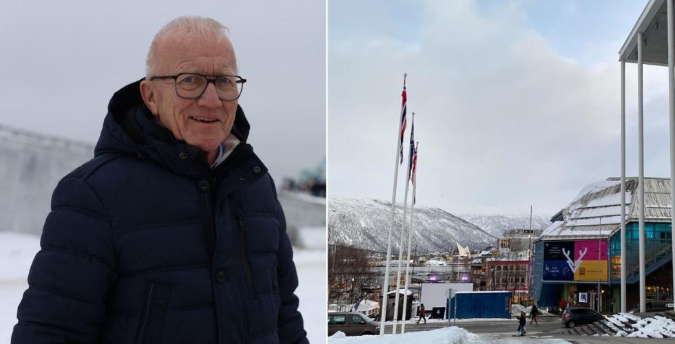 Mannlig turist og Tromsø by.