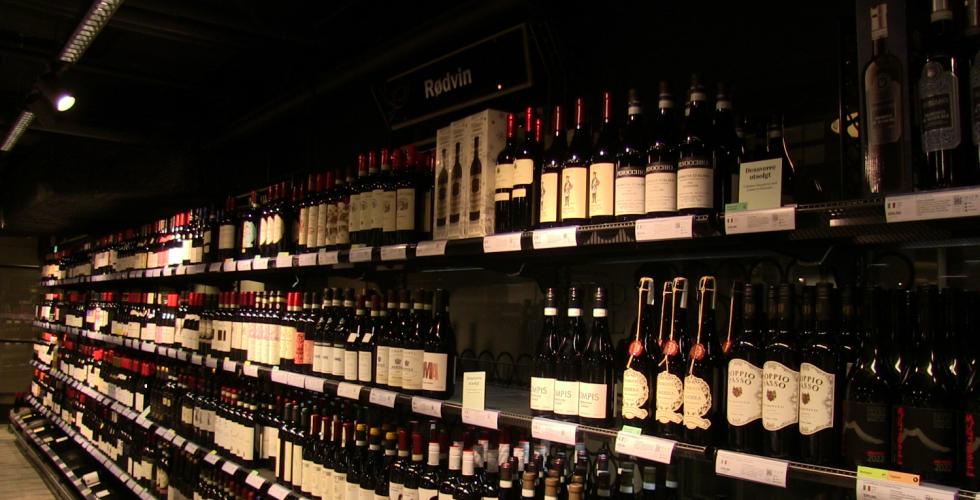 Bilde av vin i hylla på vinmonopolet