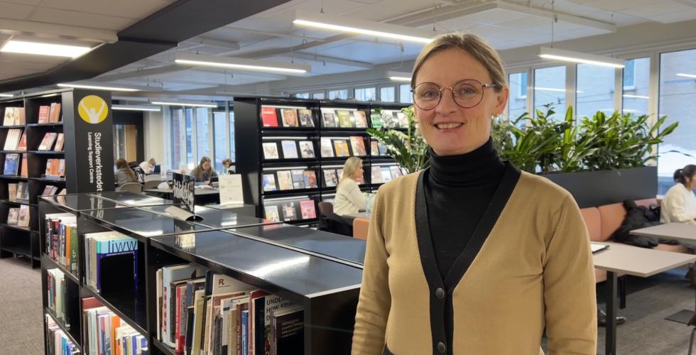 Hege Undem Store står i biblioteket i Pilestredet 48.