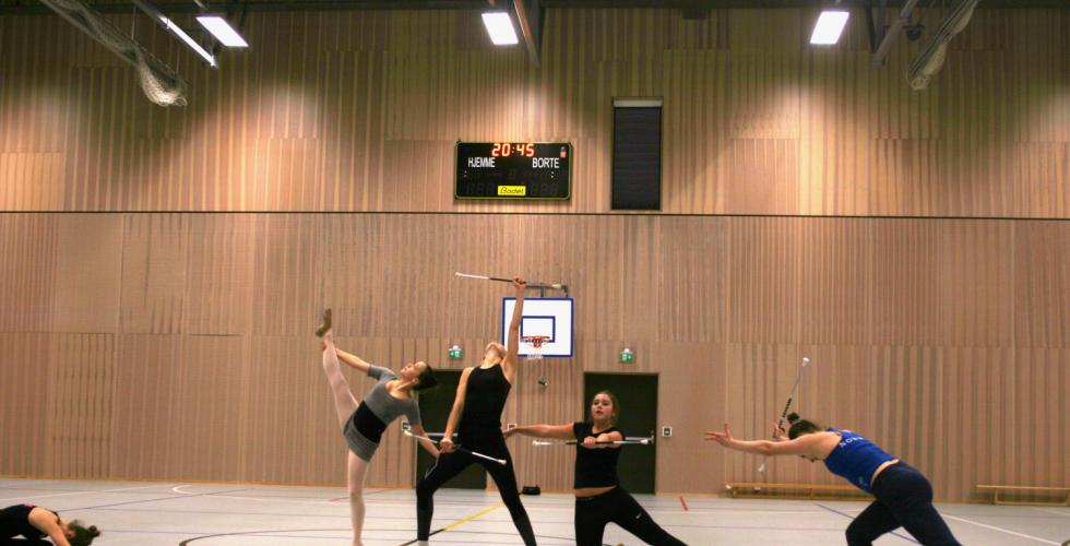 Drill utøvere i treningshall