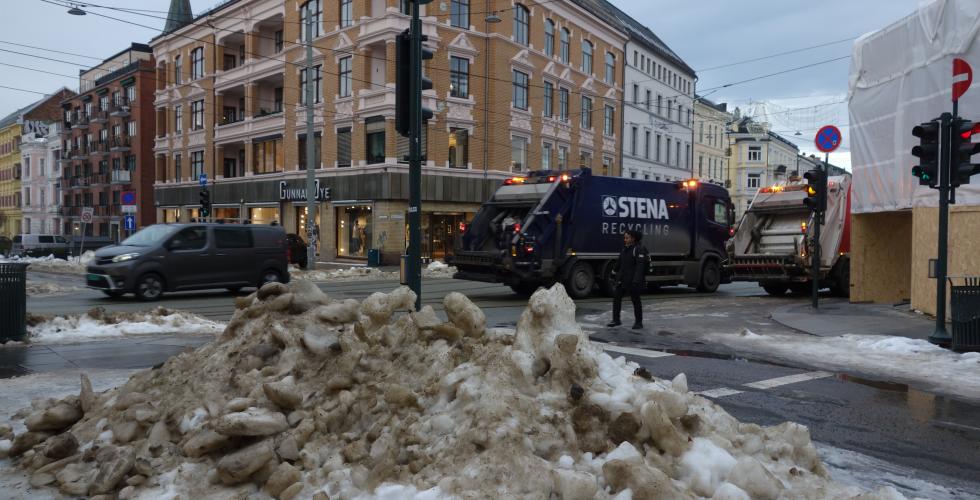 snødunge foran veikryss.