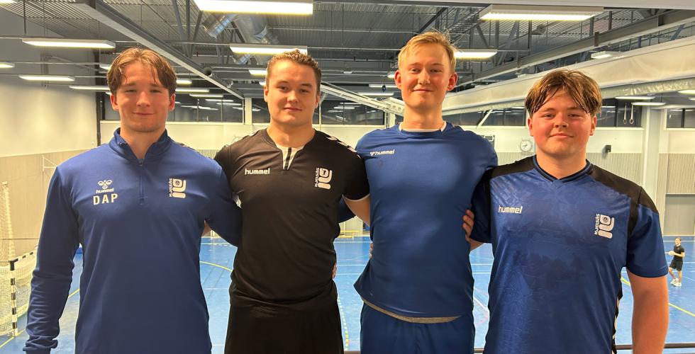 Håndballspillerne viser frem Kjelsåsdraktene sine