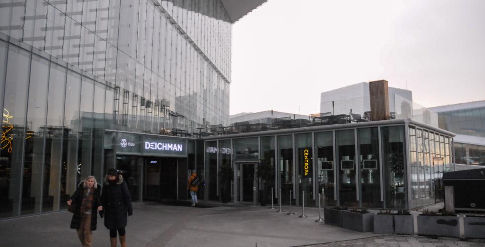 Inngangspartiet på Deichman Bjørvika en overskyet dag.
