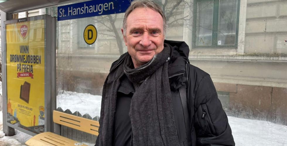 Mann i sort boblejakke på St. Hanshaugen busstopp