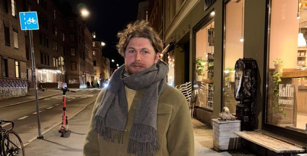 Mann med jakke og skjerf i Markveien