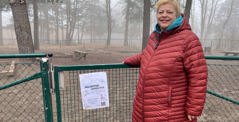 Maja Torvildsen som står foran hundeparken.