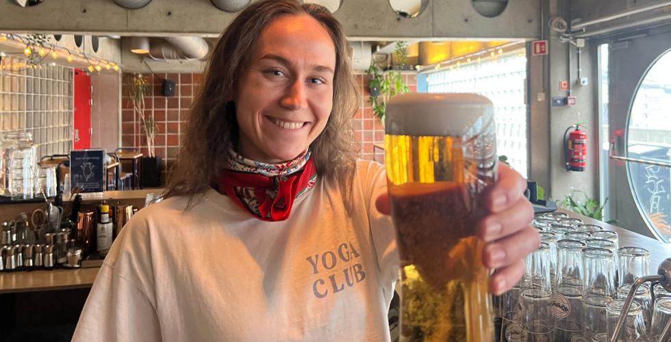 Marie Vesterlid er barsjef i Glassbaren, skåler mot kamera