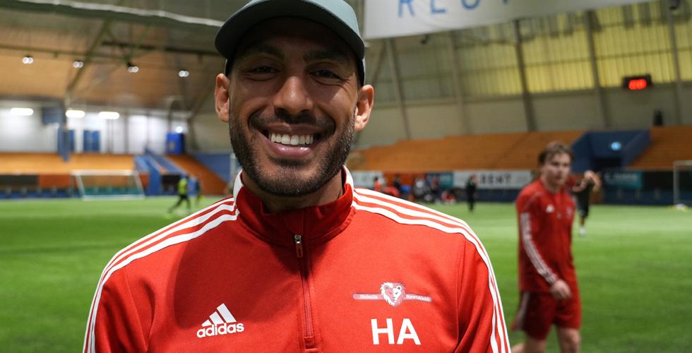 Haitam Aleesami smiler til kamera i en fotballhall