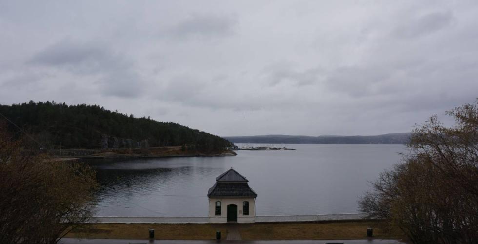 Et gammelt mottakshus i Hvervenbukta. Brukt som galleri, men tidligere tekjøkken for å ta imot gjester som Kongen.