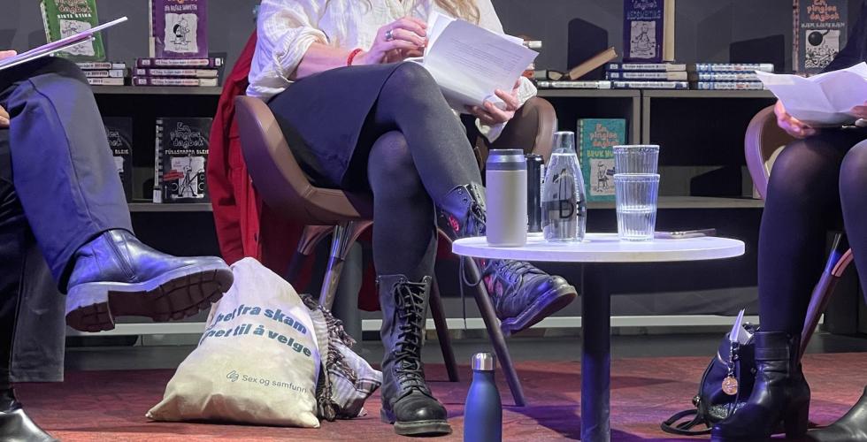 Panelsamtale på scenen på Furuset bibliotek