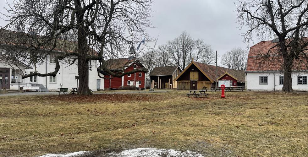 Tveten gård på tveita, en stor og tom gårdsplass