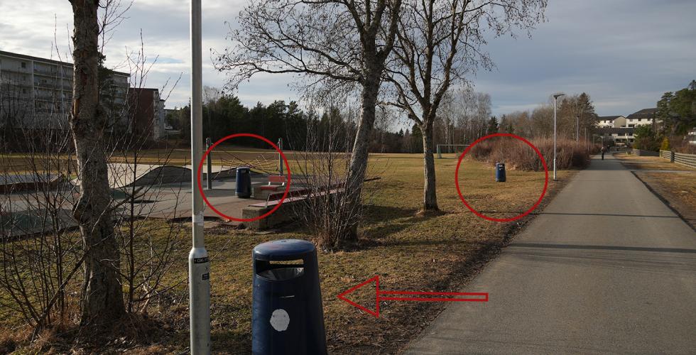 Tre søppelbøtter ligger svært nærme hverandre ved en lekeplass. Sirkler og piler viser hvor søppelbøttene er.