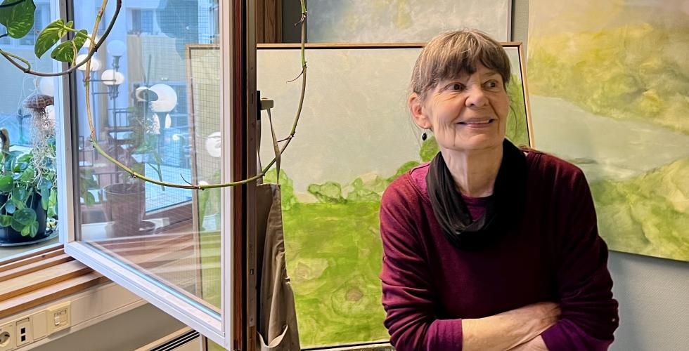 Maaike Lahaise foran sin egen kunst i Startblokka på Linderud. 