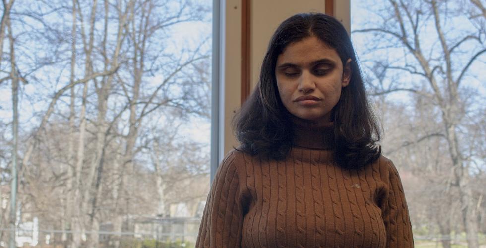 Budour Hassan foran vinduene på Amnesty sitt kontor