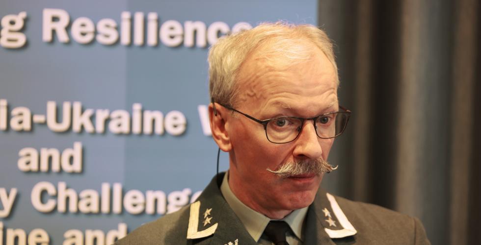 Mann med bart i militæruniform 