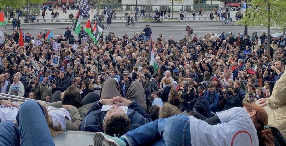 Franske journalister ligger på trappene foran operahuset i Paris.