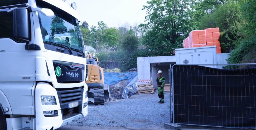 En byggeplass hvor det har skjedd en arbeidsulykke. En ansatt står på stedet.