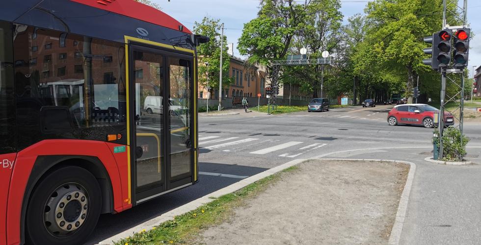 En buss står og venter på grønt lys